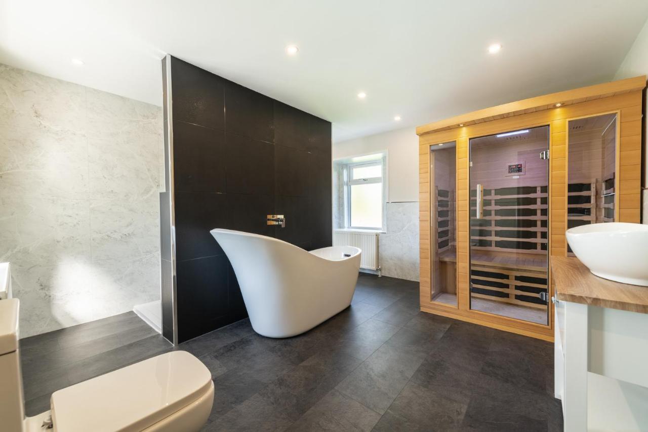 Newmilns Nether Newton - Sleeps 12, Hottub, Sauna, Private Garden מראה חיצוני תמונה