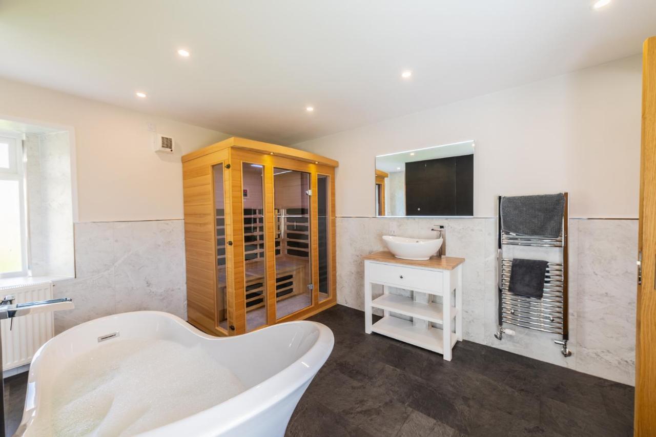Newmilns Nether Newton - Sleeps 12, Hottub, Sauna, Private Garden מראה חיצוני תמונה